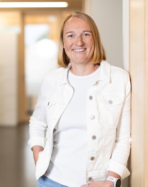 Katharina Thöni in unserer Kanzlei in der Lohnverrechnung und Buchhaltung